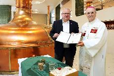 Biskup Radkovsk poehnal ji estou velikonon vrku piva Pilsner Urquell 