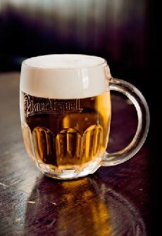 PLLITR PILSNER URQUELL ZSKAL PRESTIN CENU MSNKU PIVO, BIER & ALE. PAT MEZI SKVOSTY ESKCH HOSPOD