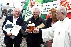 2015 lahv poehnan velikonon vrky Pilsner Urquell m do Vatiknu, s n i speciln dar pro papee