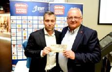  Chcete sledovat hokej, ale máte povinnosti? Omluví vás trenér Josef Jandač a Pilsner Urquell
