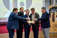 Vy�lo druh� vyd�n� publikace Vina�sk� technologie, kter� je ozna�ov�na za bibli �esk�ho a moravsk�ho vina�stv�