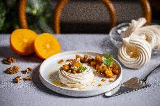 Mini Pavlova s kaki a ořechy: lehký zimní dezert, který si získává stále víc fanoušků